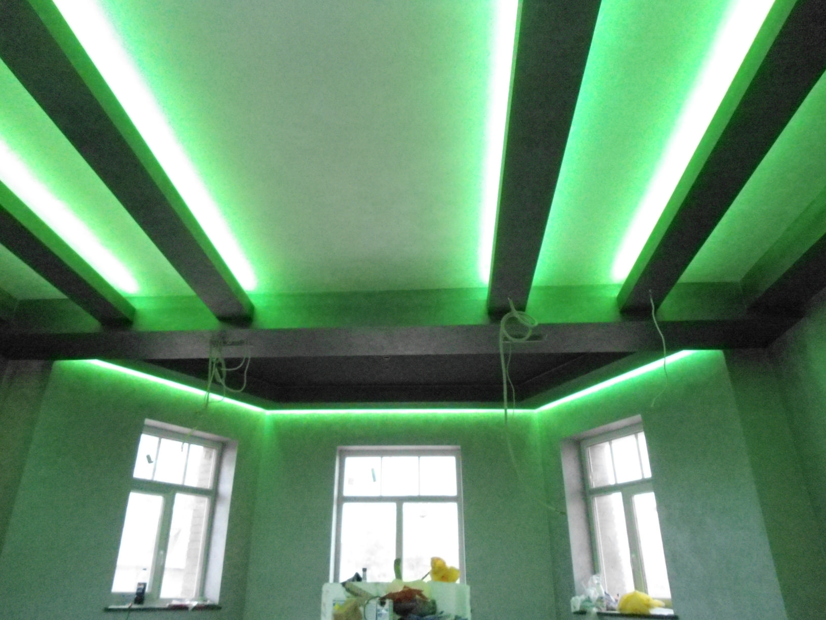 Натяжной потолок светодиоды. Потолок с подсветкой. Светодиодная подсветка потолка. Натяжные потолки с подсветкой.